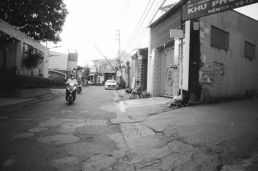 Con hẻm buổi trưa