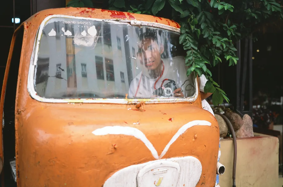 Ô cửa màu cam